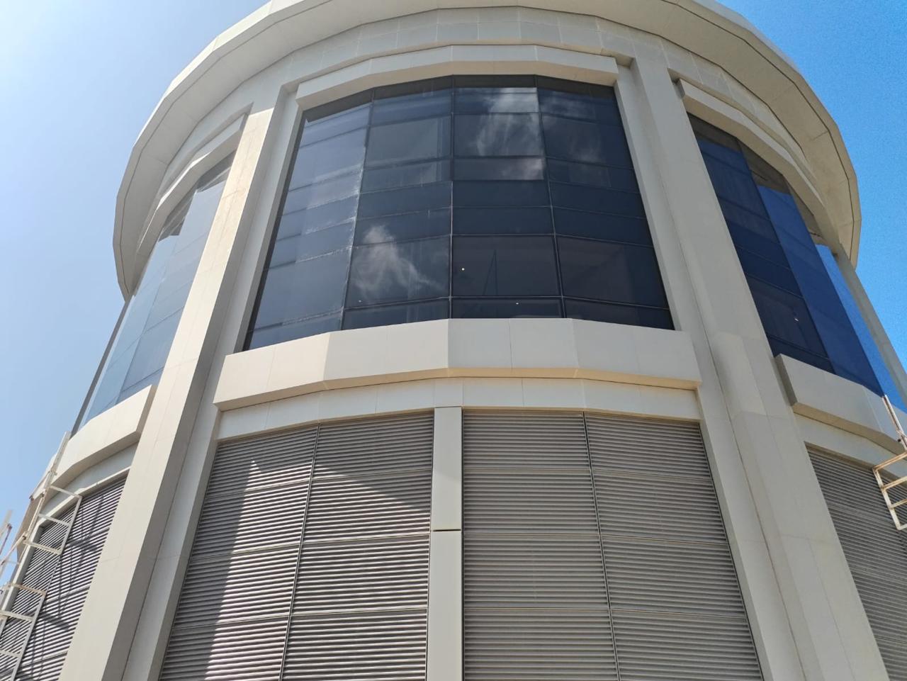 Curved facade and curtain wall on a commercial building
