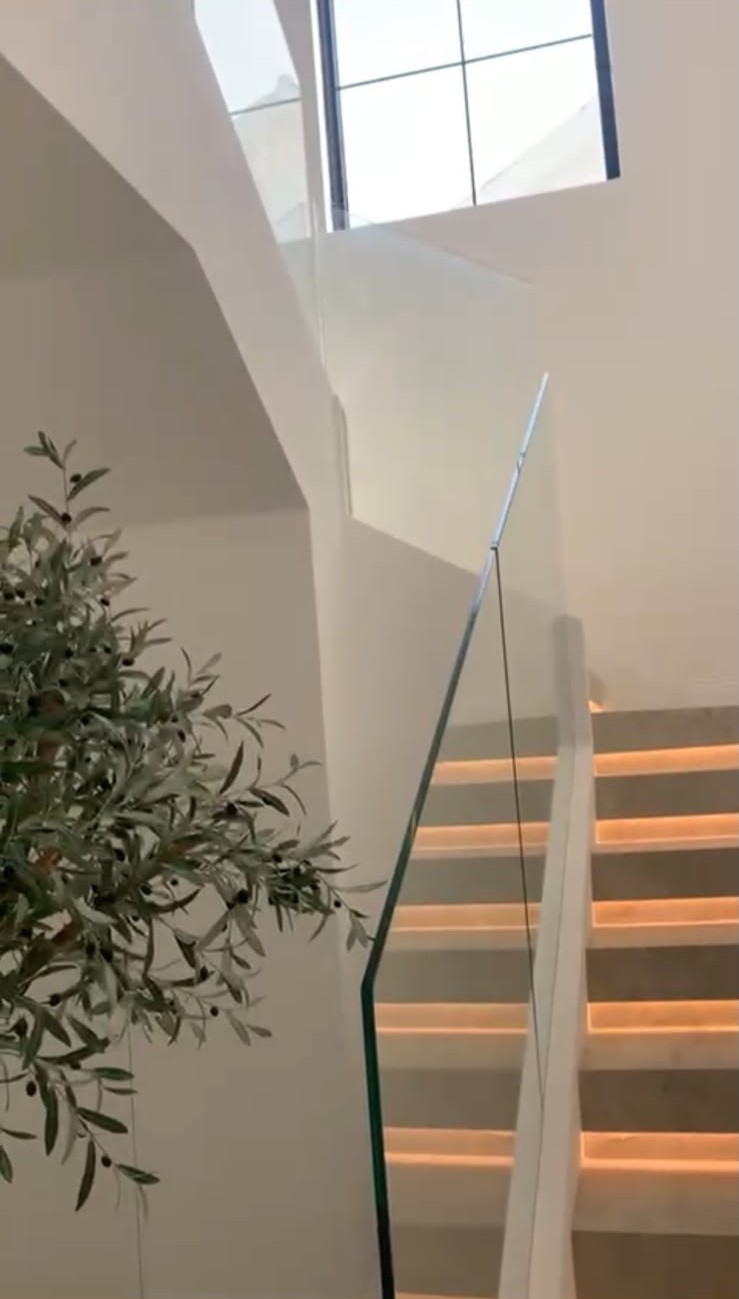 Glass installation Dubai: frameless glass railing on a staircase